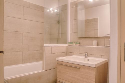 Un baño con lavabo, ducha y bañera. en BakKasab St Gilles, en Saint-Gilles-les-Bains