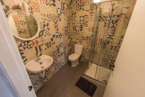 La salle de bains est pourvue de toilettes, d'un lavabo et d'une douche. dans l'établissement El 32, à Lorca