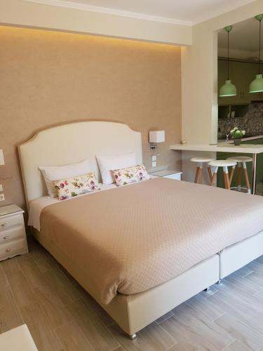 1 dormitorio con 1 cama grande y cocina en Angels Pool Studios and Apartments en Paleokastritsa