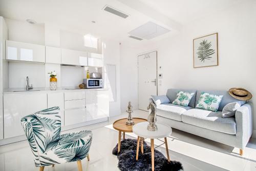 un salon avec un canapé et une table dans l'établissement NEW ! SEA VIEW Design + Balcony 203, à Villefranche-sur-Mer