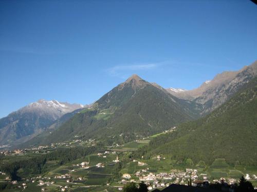a view of a valley in the mountains at Ferienwohnungen Preiss in Schenna