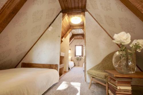 מיטה או מיטות בחדר ב-Nadi's Holiday Home – Heart of Woods, Szentendre Island