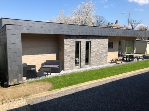 a building with a bench and a picnic table at Ô Spa Ren in Spa