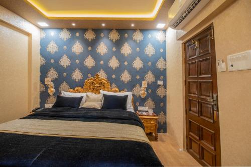 Onn Shelter Inn في مومباي: غرفة نوم بسرير وجدار ازرق