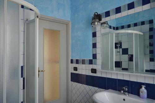 a bathroom with a sink and a mirror at Appartamento "Abbracciando il Mare" in Laigueglia