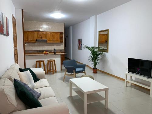 una sala de estar con un sofá y una mesa en apartamento Augusto, en Los Llanos de Aridane