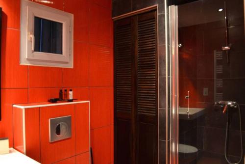 een rode badkamer met een douche en een wastafel bij Gascogne, Studio confortable- centre-ville- 5 min de la plage - Wifi in Biarritz