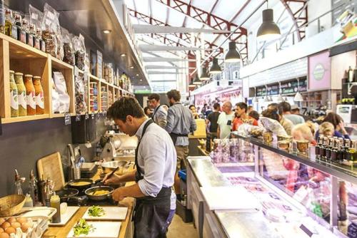 un groupe de personnes dans une épicerie préparant des repas dans l'établissement Gascogne, Studio confortable- centre-ville- 5 min de la plage - Wifi, à Biarritz