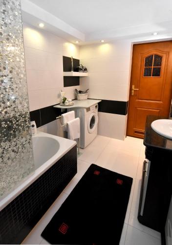 Η κουζίνα ή μικρή κουζίνα στο Apartament Spytkowice - ENERGYLANDIA KRAKÓW OŚWIĘCIM WADOWICE