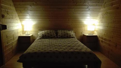 A bed or beds in a room at Dziki zakątek Piskornia dom z sauną