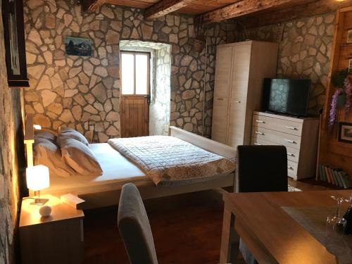 Apartments "Old house Pajovic" tesisinde bir odada yatak veya yataklar