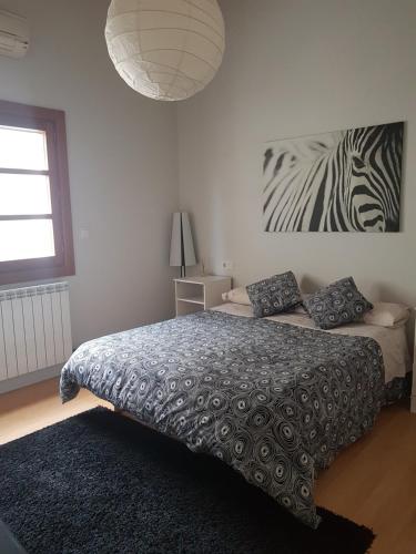 - une chambre avec un lit et une peinture murale dans l'établissement Apartamento Castillo de Arguedas, à Arguedas