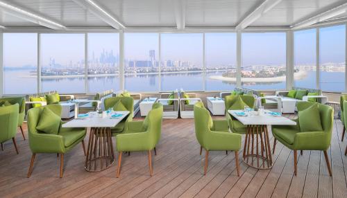Posezení v ubytování The Retreat Palm Dubai MGallery by Sofitel