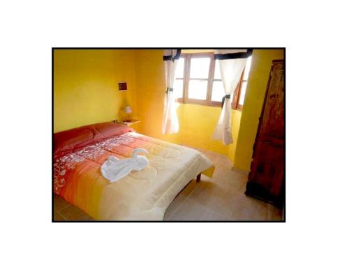 une chambre avec un lit avec une serviette dessus dans l'établissement Cabañas Haras de Cuyo, à San Rafael