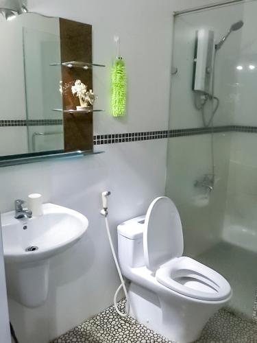 La salle de bains est pourvue de toilettes et d'un lavabo. dans l'établissement 202s Homestay, à Quy Nhơn