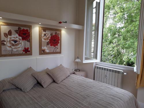 1 dormitorio con 1 cama grande y 2 ventanas en Il Sorriso, en Florencia