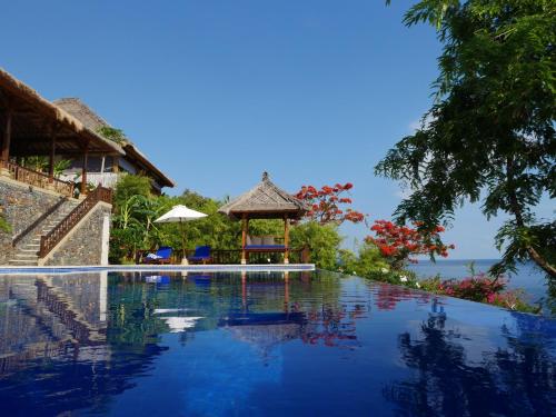 艾湄湾Private Luxury Villa Celagi - with large infinity pool and ocean view的带凉亭的度假村游泳池