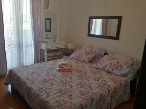 sypialnia z łóżkiem z dwoma ręcznikami w obiekcie Apartment Nesrine w mieście Bihać