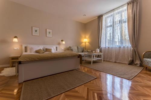 a bedroom with two beds and a window at Villa Lenka in Tiszafüred