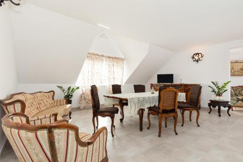 a dining room with a table and chairs at Krab in Rewal