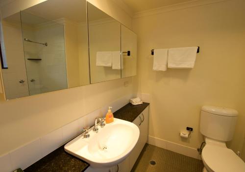 Et badeværelse på Byron Links Apartments
