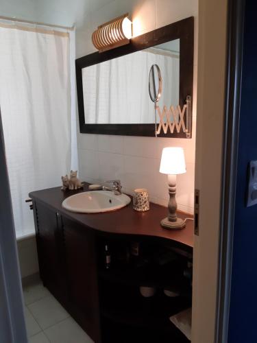 アイギナにあるDream Terraceのバスルーム(洗面台、鏡付)