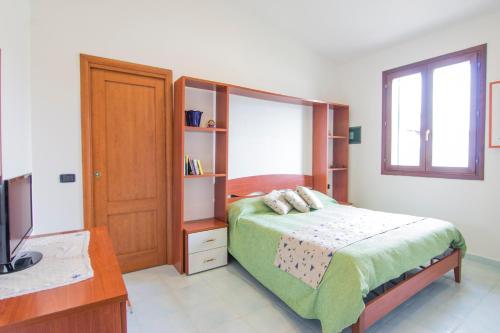 a bedroom with a bed and a television at Casa Samoa - Siracusa, fronte mare in Siracusa