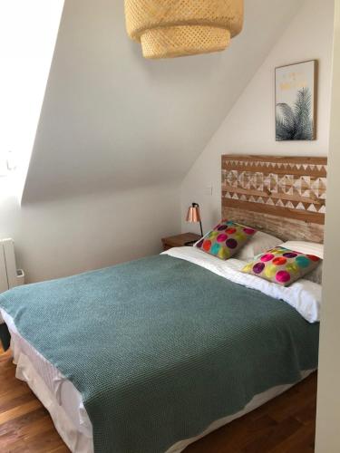 une chambre avec un lit avec une couette verte dans l'établissement Maison familiale au calme/5 chambres/Grand jardin, à Bangor