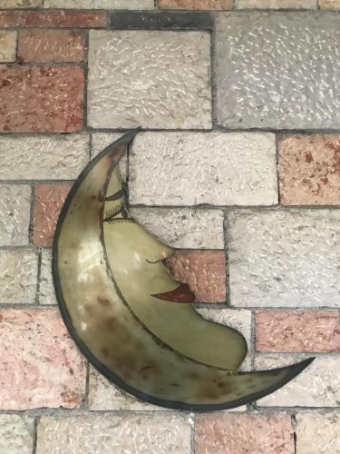 a metal cat bowl on a brick wall at Il Sole e la Luna B&B in Garda in Garda