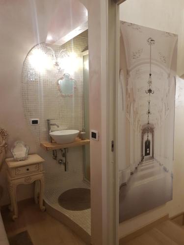 baño con lavabo y pasillo con techo en Stella del Mar S.Stefano, en Bolonia