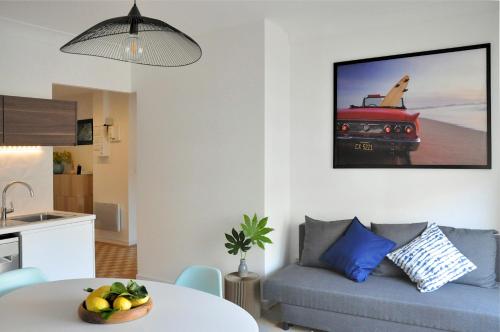 un salon avec un canapé et une table dans l'établissement Confortable T4 proche St-Charles, à Marseille