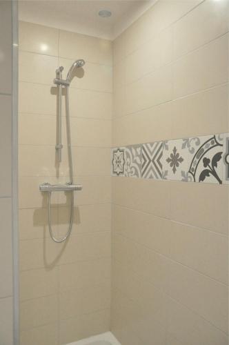 une salle de bain avec douche et toilettes dans l'établissement Confortable T4 proche St-Charles, à Marseille