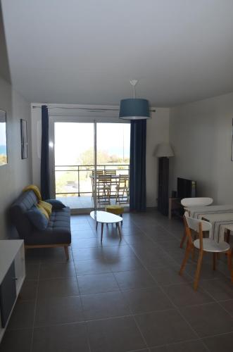 un salon avec un canapé, une table et des chaises dans l'établissement Art mony, à Fréhel