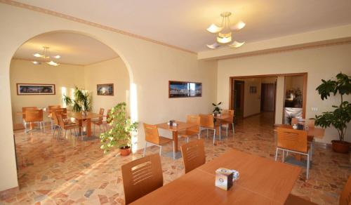 莫杜尼奧的住宿－A-14酒店，用餐室配有木桌和椅子
