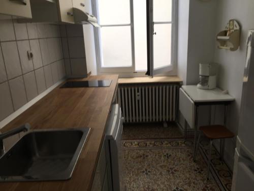 une petite cuisine avec un évier et une fenêtre dans l'établissement Beau-Site 46, à Aix-les-Bains