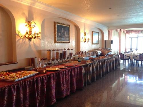 A restaurant or other place to eat at Hotel Terrazzo Sul Mare