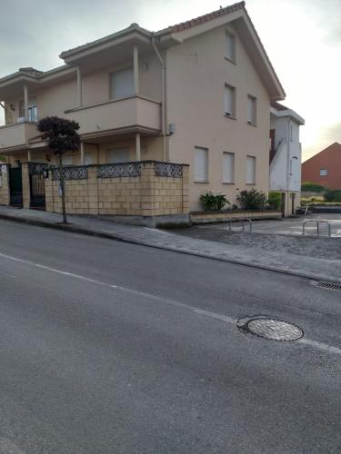 a building on the side of a street at Residencial "La Ventilla" in Guarnizo