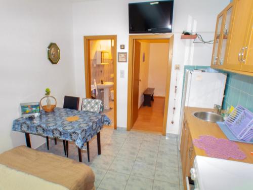 Η κουζίνα ή μικρή κουζίνα στο Apartments Plaža