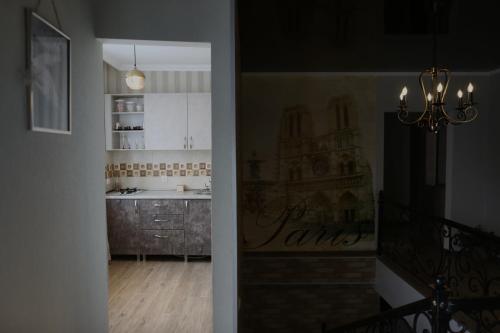 una cucina e un corridoio con scala in una casa di Ia's Guest House a Kazbegi