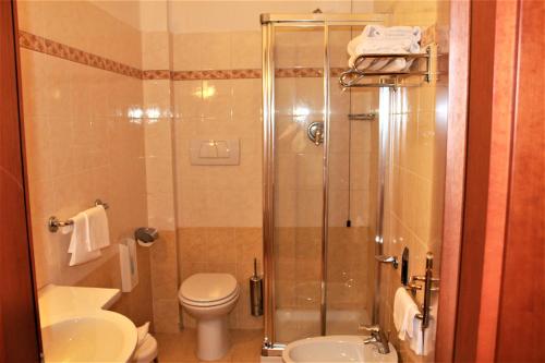 ein Badezimmer mit Dusche, Toilette und Waschbecken in der Unterkunft Hotel Santa Lucia in Bastia Umbra