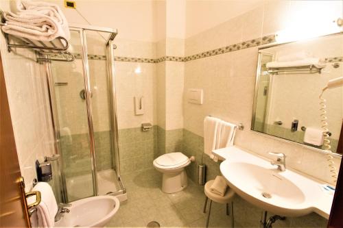 Ett badrum på Hotel Santa Lucia