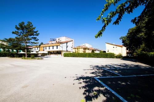 ein Parkplatz vor einem Gebäude in der Unterkunft Hotel Santa Lucia in Bastia Umbra