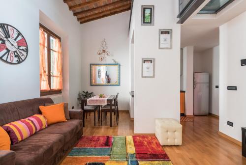 - un salon avec un canapé et une table dans l'établissement Casine 28 apartment, à Florence
