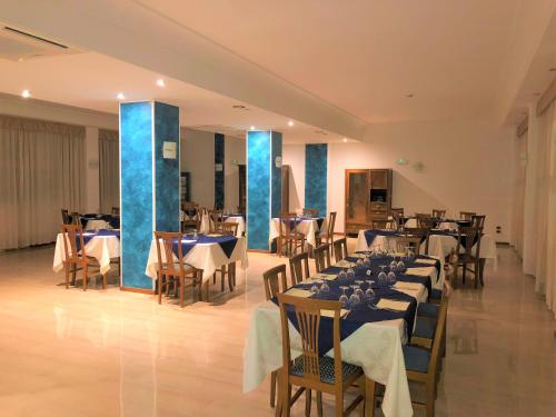 einen Bankettsaal mit Tischen und Stühlen in Blau in der Unterkunft Hotel Santa Lucia in Bastia Umbra