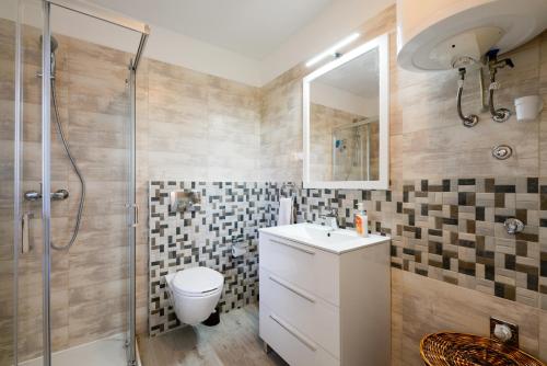 W łazience znajduje się prysznic, toaleta i umywalka. w obiekcie Apartments Antica - Edita w mieście Rtina