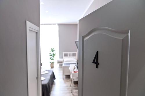 Un pasillo con una puerta con el número cuatro. en Bed And Best, en Roma