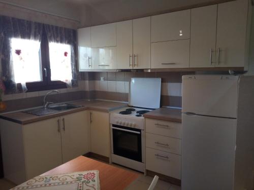 Kuchyň nebo kuchyňský kout v ubytování Maisonette In Paradisos 1