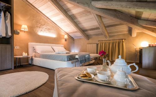 Dormitorio con cama y bandeja de comida en La Civignola, en Casalborgone