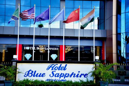 un cartel frente a un hotel zafiro azul en Hotel Blue Sapphire, en Dar es Salaam