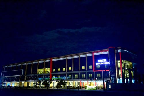 un bâtiment avec une façade éclairée la nuit dans l'établissement Hotel Blue Sapphire, à Dar es Salaam